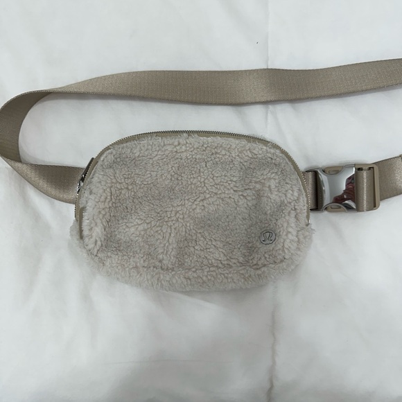 Lululemon Everywhere Sherpa Belt Bag 1L - Picture 1 of 4